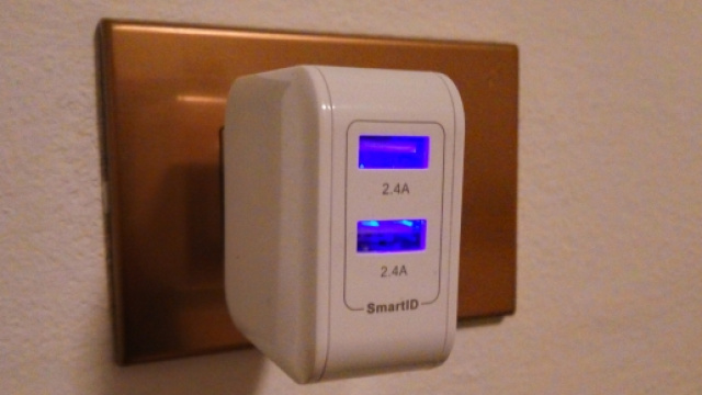 Caricatore USB a due porte iClever profilo