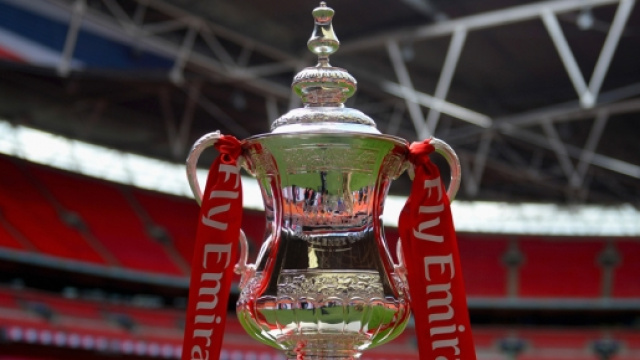 La coppa, ambita da tutte le squadre.