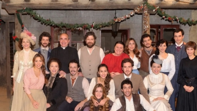 Nella foto una parte del cast dell'amatissima soap