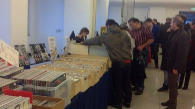 Un momento della fiera del Vinile a Salerno