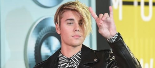 Justin y su particular saludo a sus fans