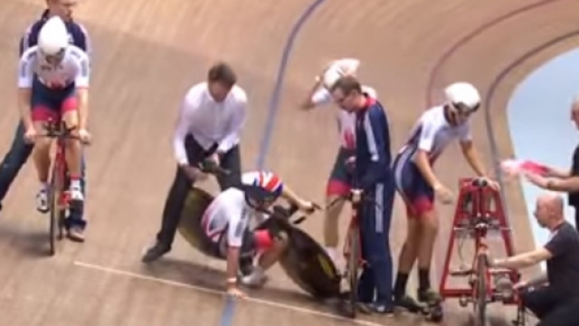 La caduta di Mark Cavendish prima della partenza