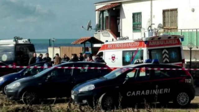 Foto della casa del delitto e dei carabinieri