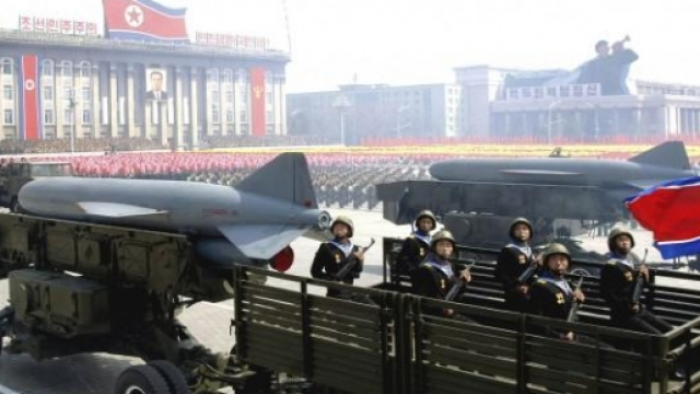 Parata militare per le strade di Pyongyang