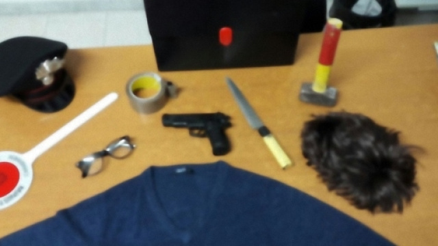 Il kit del perfetto rapinatore sequestrato dai Carabinieri.