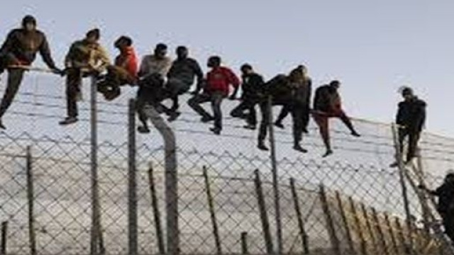 Muri e reticolati non fermano i migranti