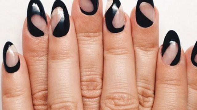 La negative space nail art, nuova tendenza dell'autunno/inverno 2016-2017