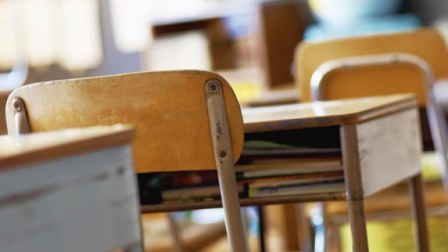 Lecce: banchi scolastici e sedie mancanti durante le lezioni.