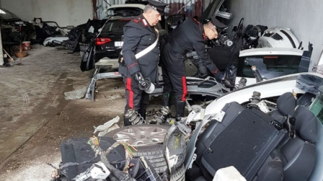 Pezzi delle auto rubate all'interno dello stabile