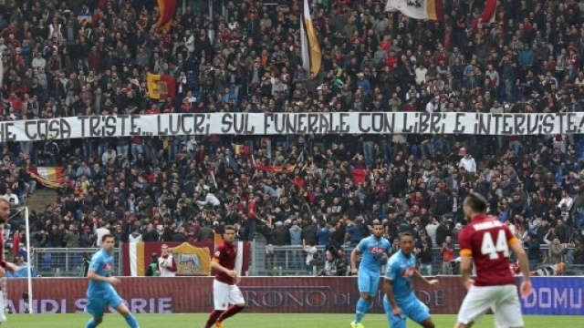 Roma-Napoli, striscioni in curva Sud contro la madre di Ciro ... - corriere.it
