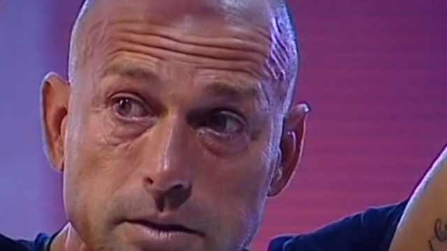 Stefano Bettarini ha avuto un cedimento.