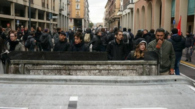 Bologna, barricate degli attivisti del collettivo social log