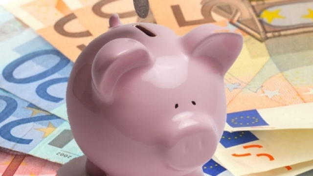 Gli italiani troppo fedeli ai pagamenti in contanti