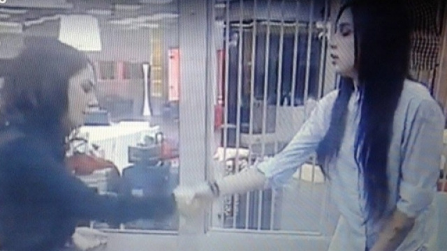La stretta di mano tra Giulia De Lellis ed Asia Nuccetelli