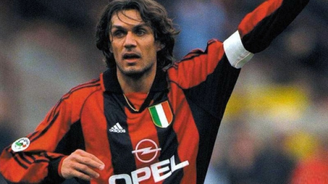 Paolo Maldini con la maglia rossonera: 648 presenze in 24 anni di carriera