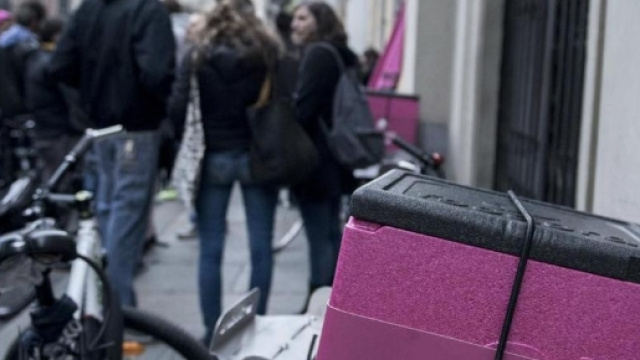 Un ristorante lascia Foodora: l'azienda incontra i rider ribelli ... - lastampa.it