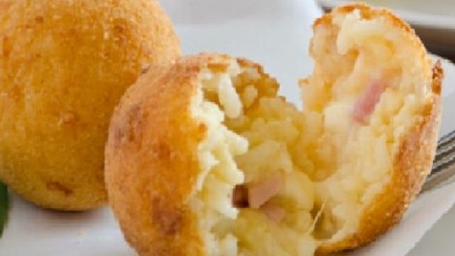 Arancini di spaghetti: gustosa alternativa alle classiche polpette di riso.