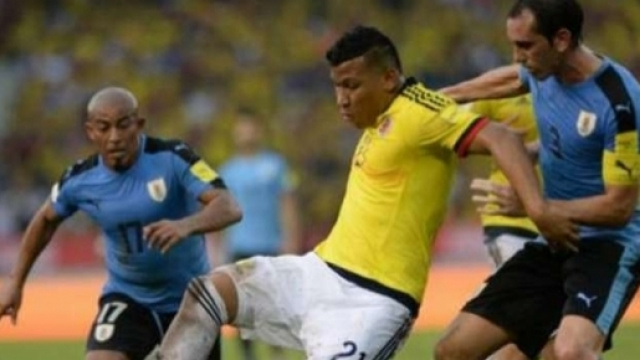 L'attaccante colombiano Roger Martinez contrastato da Diego Godin (sullo sfondo Rios)