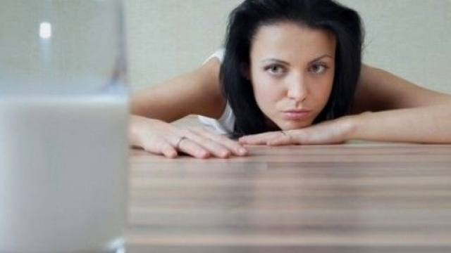 L'intolleranza al lattosio si pu&ograve; superare con la dieta e la lattasi in pillole.