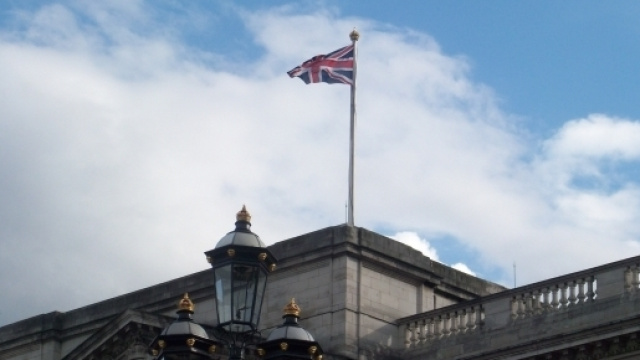 La Union Jack sventola su Buckingham Palace