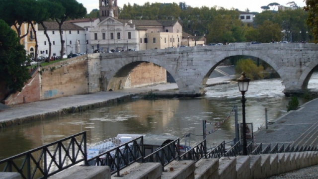 Roma, soldati eroi aiutano a partorire donna in strada