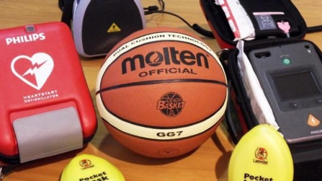 Un defibrillatore, strumento che ha salvato molte vite in ambito sportivo negli ultimi anni.