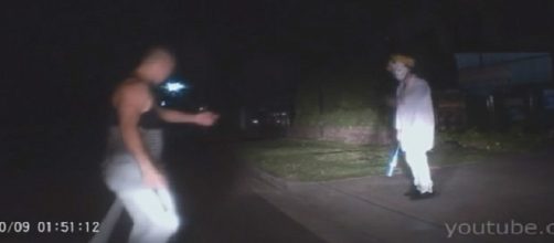 Homem palha&ccedil;o apanha de jovem na beira da estrada