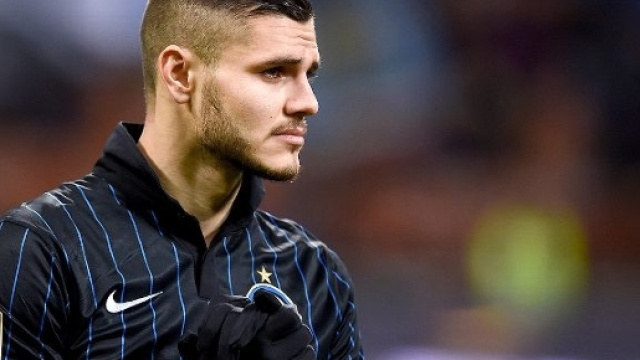 Caso Icardi: tifosi collocano striscione sotto casa. Attesi per oggi provvedimenti a suo carico.