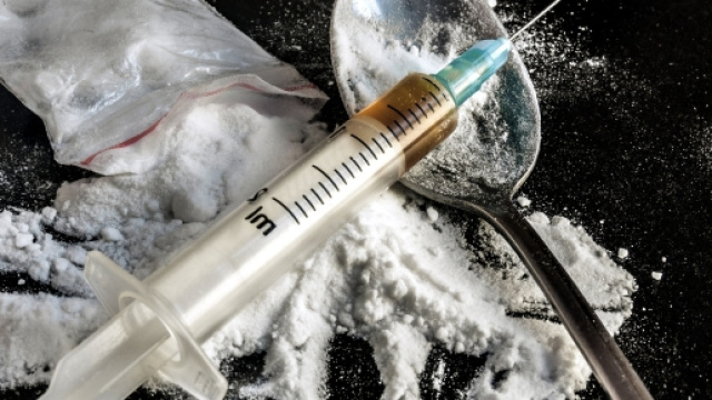 Francia: apre la prima 'shooting room' per il consumo della droga.