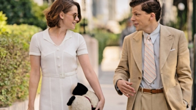 Kristen Stewart e Jesse Eisenberg in Caf&eacute; Society.
