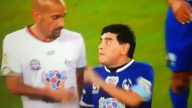 Una scena tutt'altro che bella ieri allo stadio Olimpico di Roma