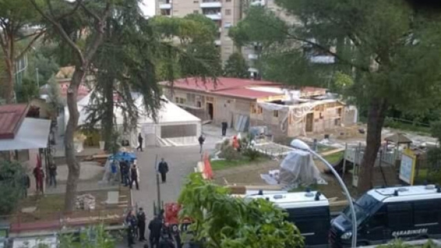 Veduta aerea dello sgombero (Foto Twitter @mariociprani1)