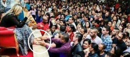 Bispa afirma que seus p&eacute;s tem poder de cura, basta toca-los, e cobra R$ 100 pelo toque.