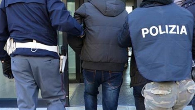 13 poliziotti arrestati per estorsione in provincia di Napoli.