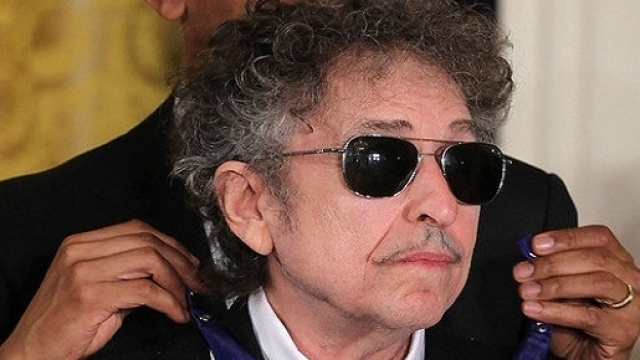 29 Maggio 2012. Bob Dylan riceve la Medaglia Presidenziale alla Libert&agrave;, la massima decorazione degli Usa, dal Presidente Barak Obama