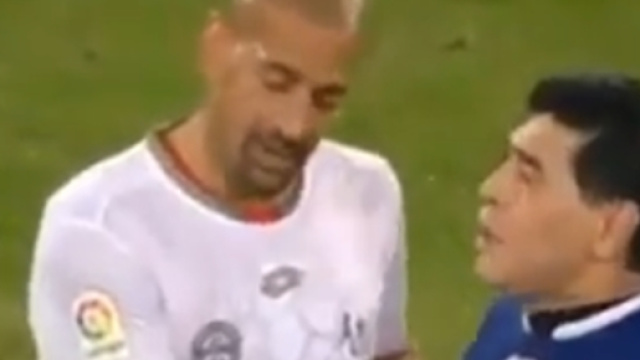 Battibecco tra Maradona e Veron