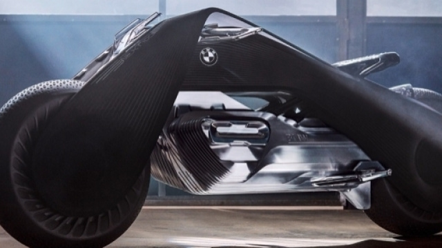 BMW Motorrad Vision Next 100, la moto che non cade mai