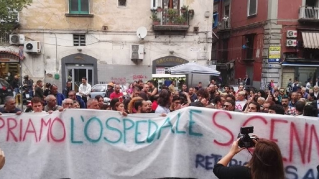 Cittadini in piazza per dire no alla chiusura del San Gennaro
