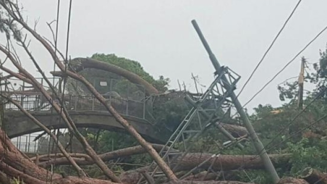 La tromba d'aria in Liguria ha abbattuto un traliccio elettrico