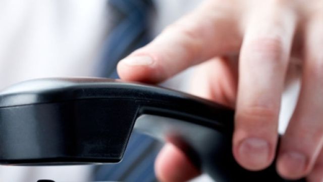 Riceve offese al telefono da una persona morta due anni prima