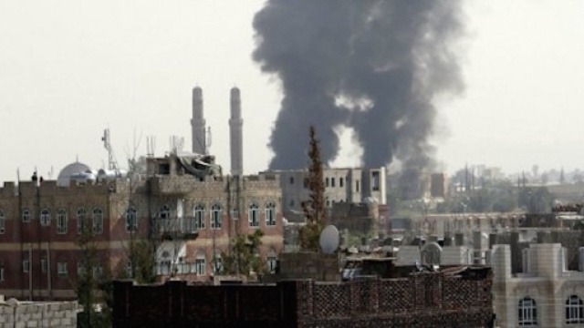 Yemen, nave da guerra americana bombarda avamposti Houthi