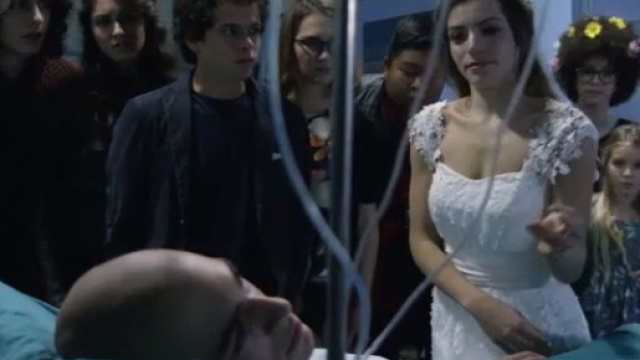 Cris vestita da sposa mentre Leo sta male