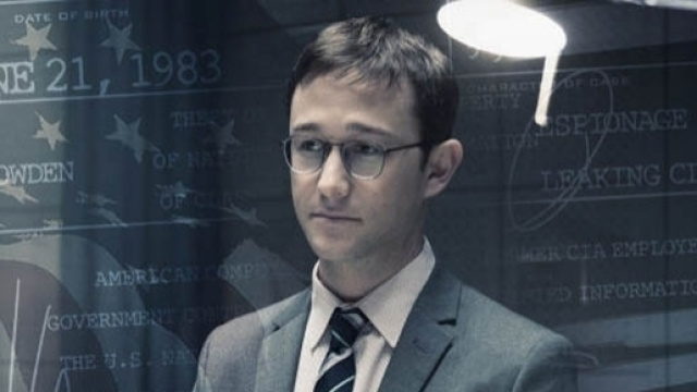 Joseph Gordon Levitt &egrave; Edward Snowden nel film di Oliver Stone.