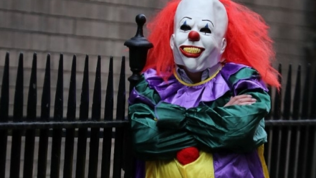 Svezia, clown sferra pugnalata a un ragazzo