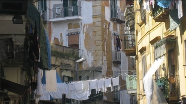 Una delle caratteristiche del Rione Sanit&agrave; sono i vicoli stretti e un gran numero di palazzi