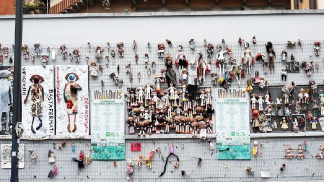 Wall of Dolls, il muro contro la violenza sulle donne e il femminicidio