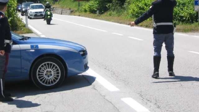 A Napoli non si fermano al posto di blocco ed investe Poliziotto.