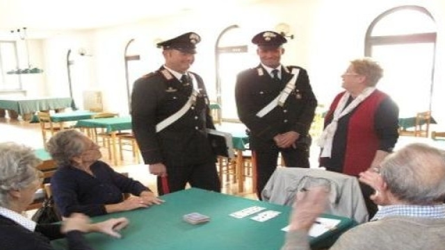 I carabinieri con gli anziani contro chi li truffa