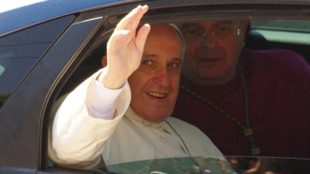 Papa Francesco ha capito che bisognava fermare il malaffare delle pratiche di canonizzazione della 'Fabbrica dei santi'.