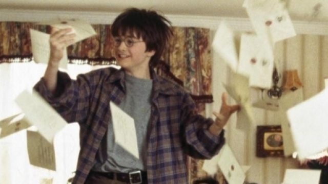 Harry Potter alle prese con la pioggia di lettere da Hogwarts
